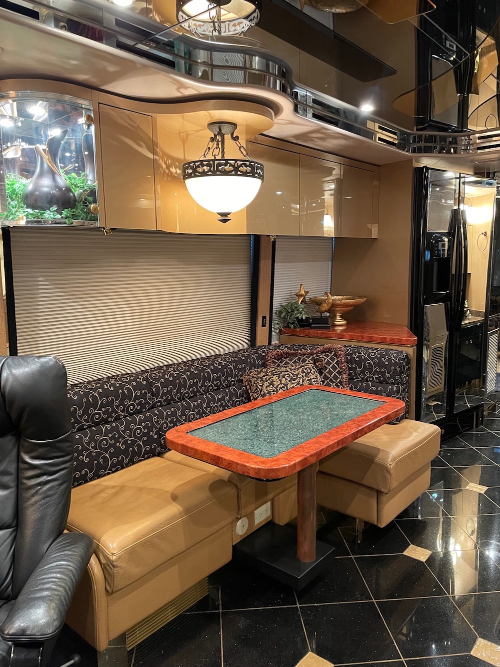 2007 Prevost Featherlite H3-45 For Sale