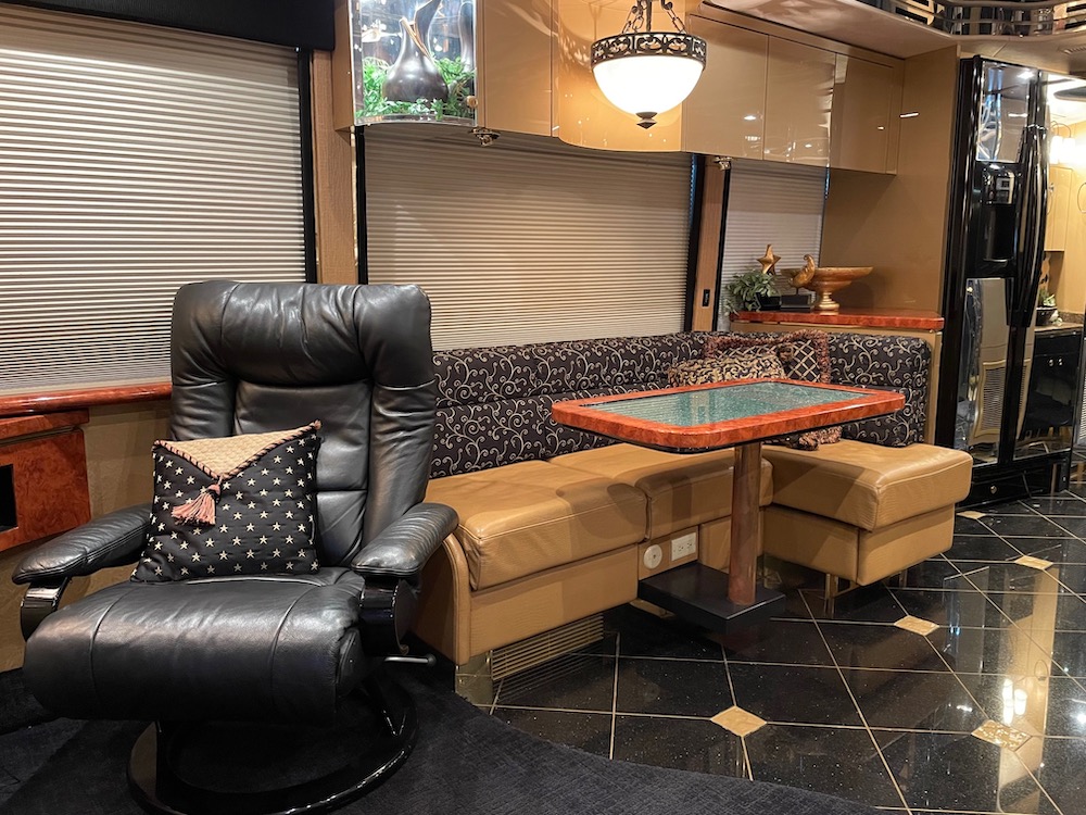 2007 Prevost Featherlite H3-45 For Sale