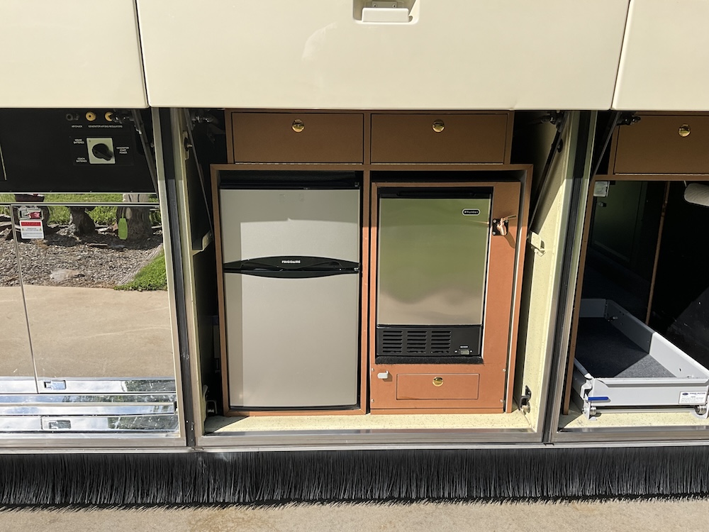 2007 Prevost  Featherlite H3-45 For Sale