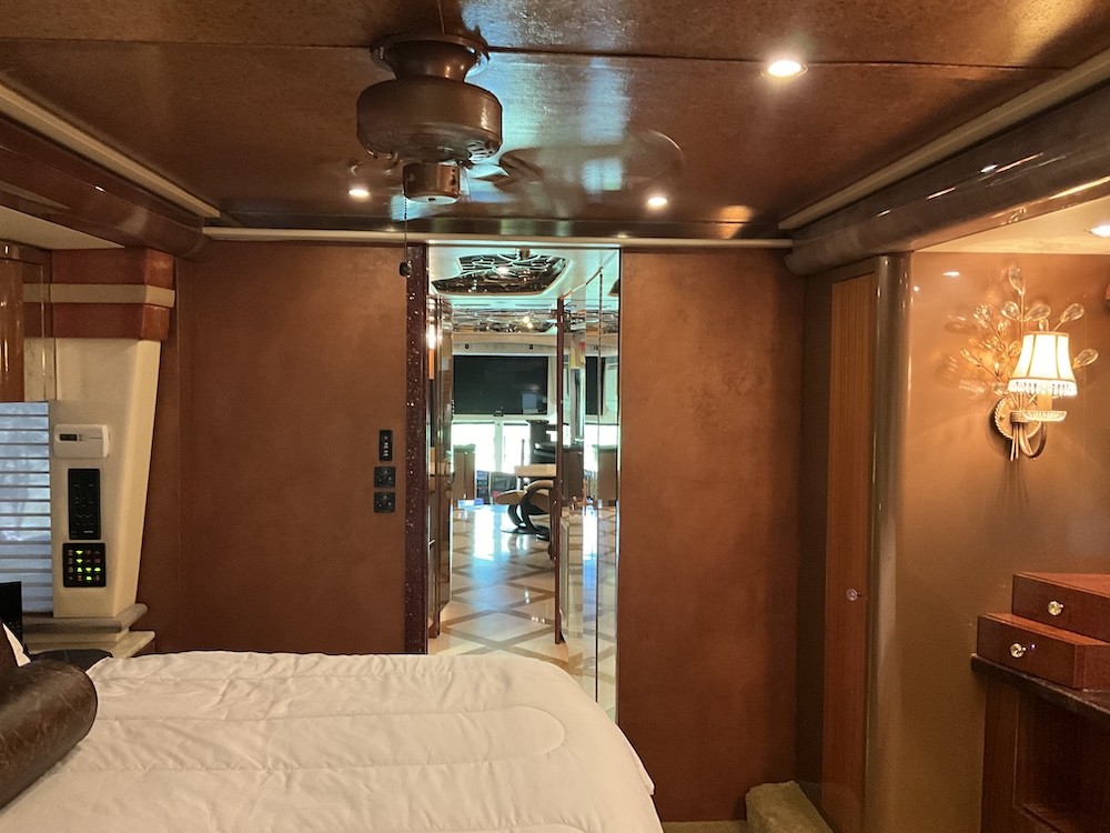 2007 Prevost  Featherlite H3-45 For Sale