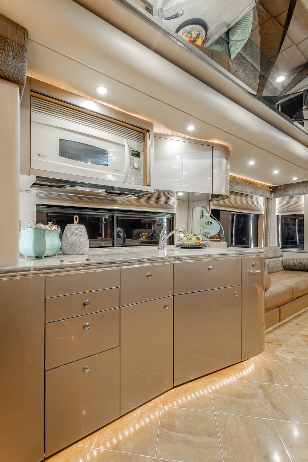 2007 Prevost Featherlite H3-45 For Sale