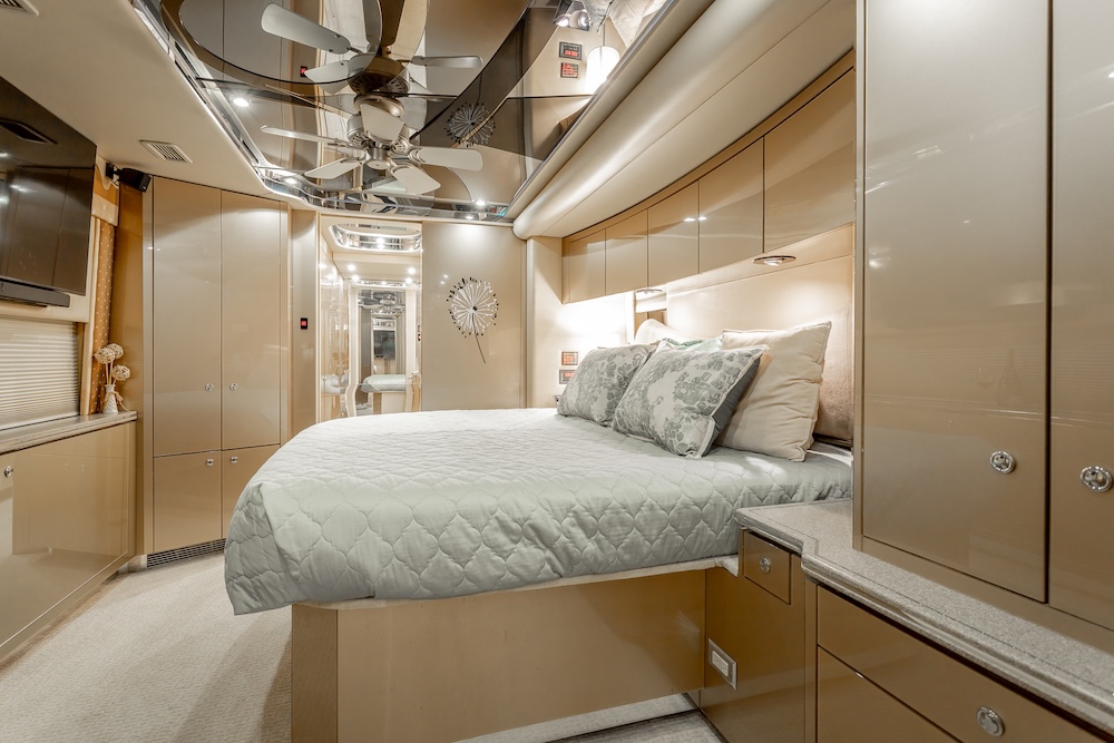 2007 Prevost Featherlite H3-45 For Sale
