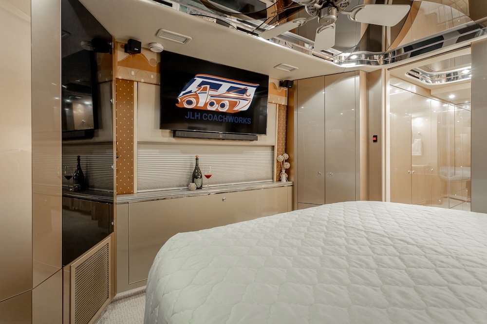 2007 Prevost Featherlite H3-45 For Sale