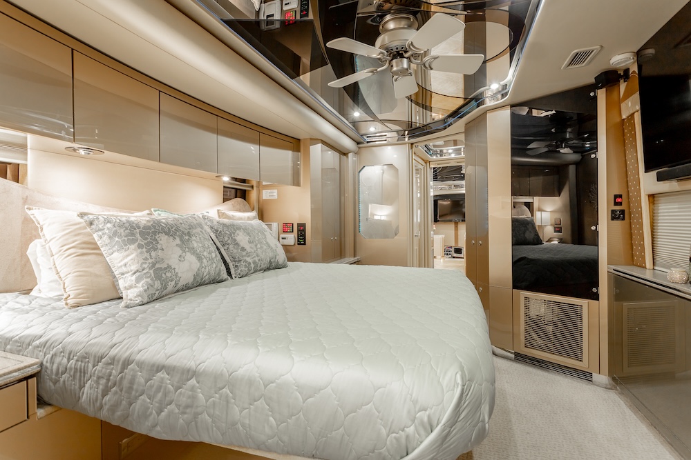 2007 Prevost Featherlite H3-45 For Sale