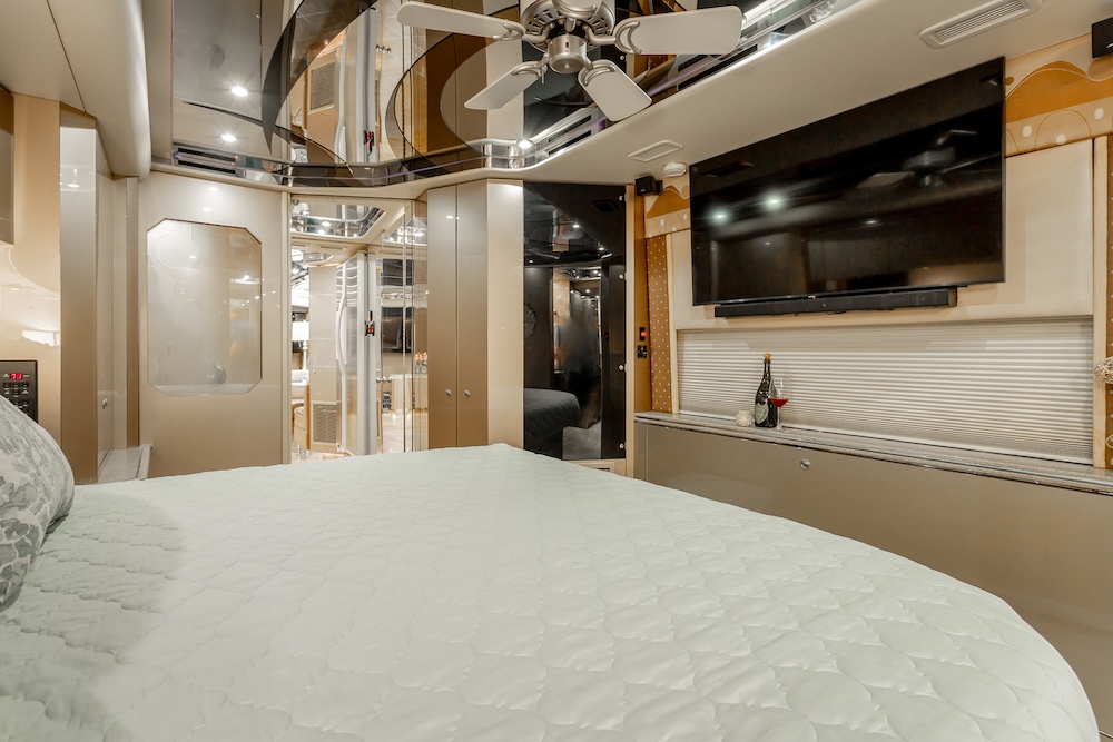 2007 Prevost Featherlite H3-45 For Sale