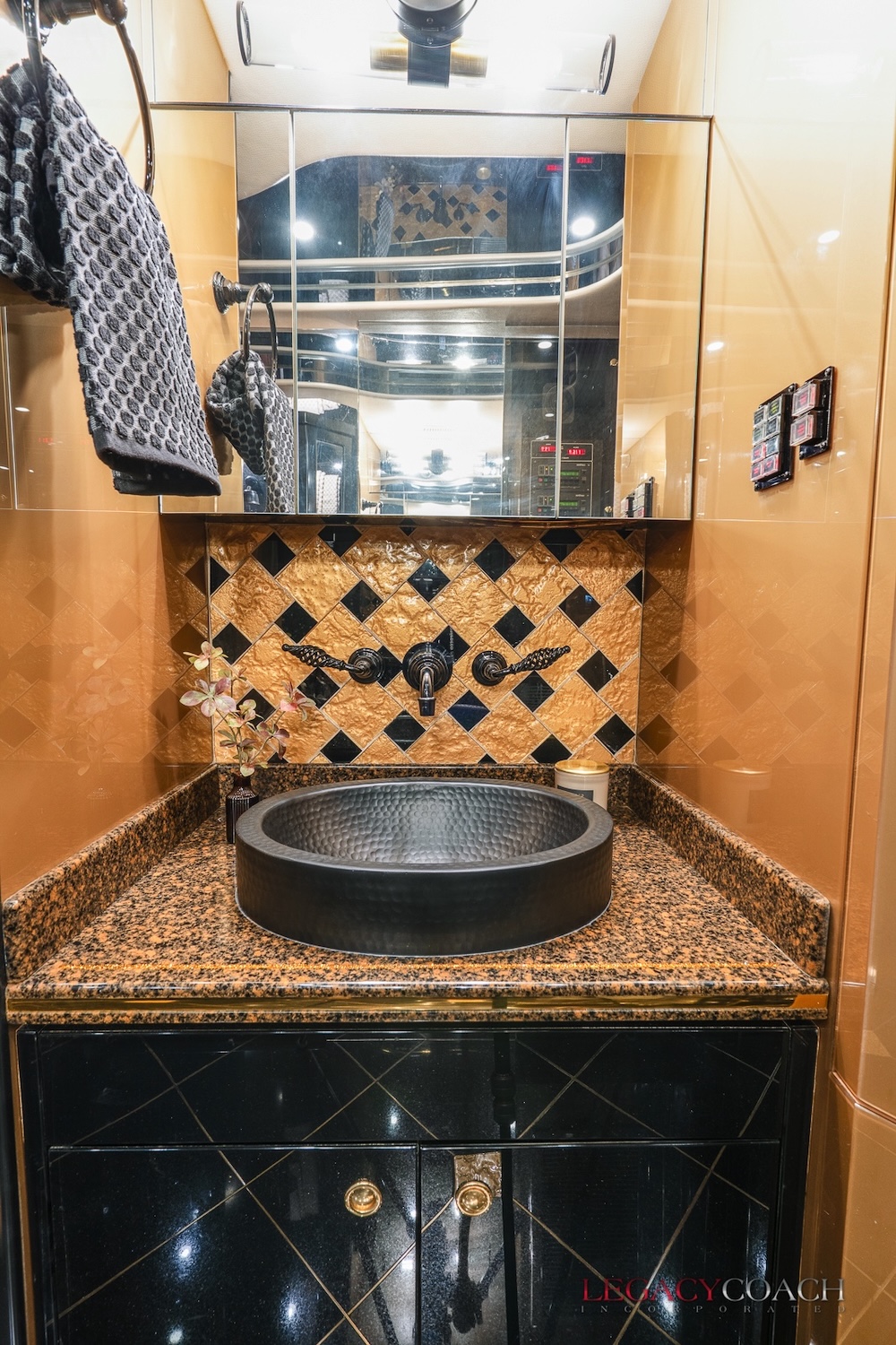 2007 Prevost Featherlite H3-45 For Sale