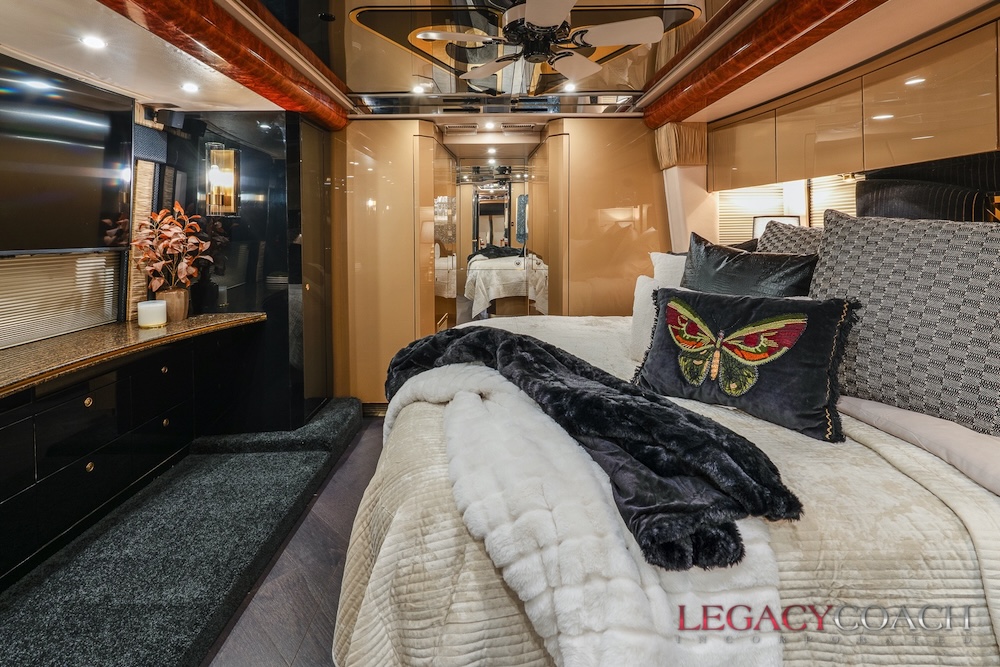 2007 Prevost Featherlite H3-45 For Sale