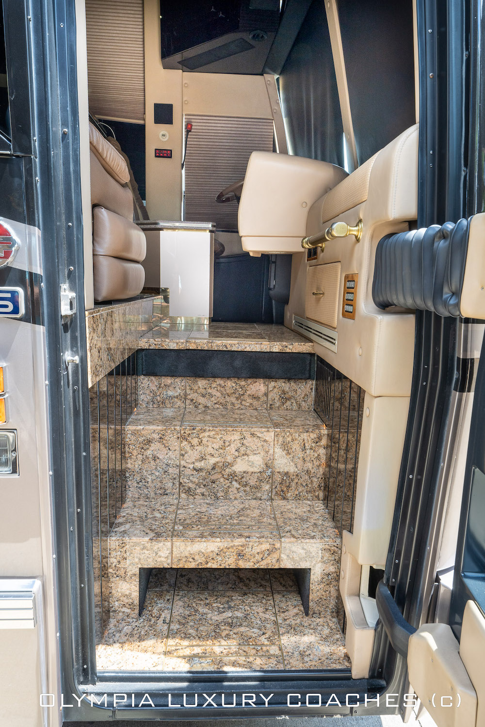 2007 Prevost Featherlite H3-45 For Sale