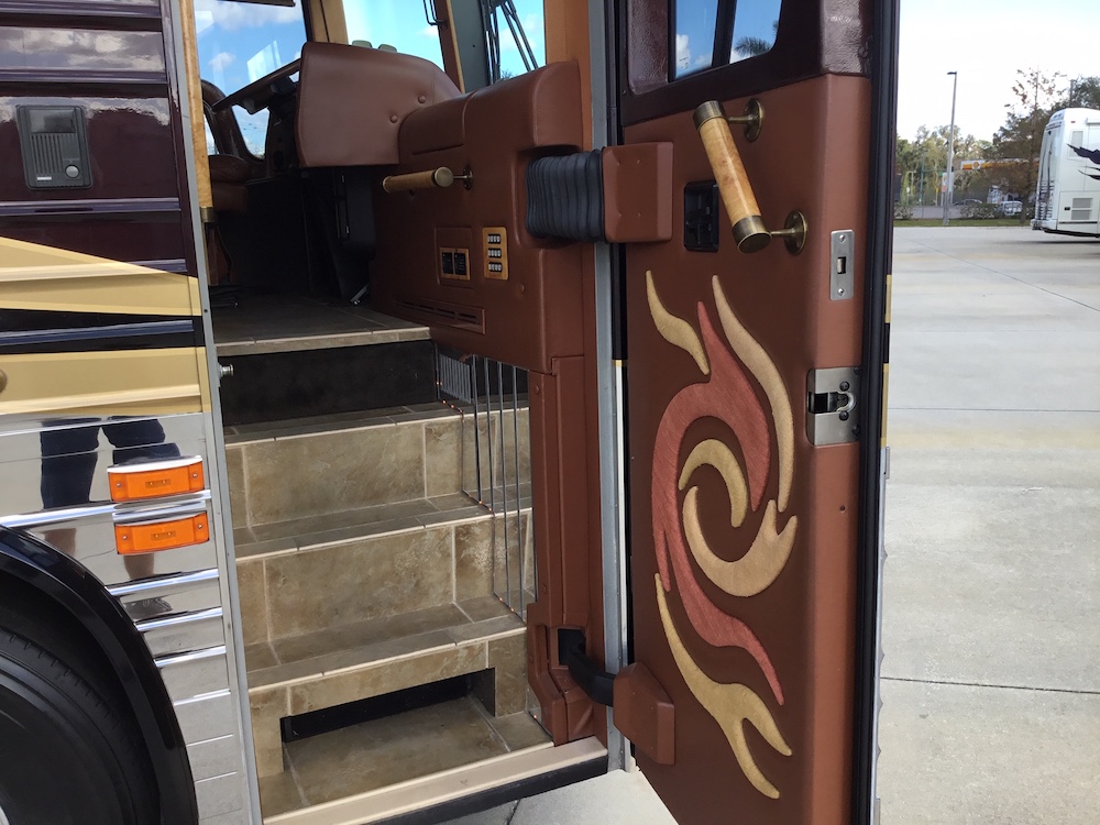 2007 Prevost Featherlite XLII For Sale