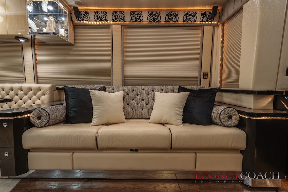 2007 Prevost Featherlite XLII For Sale