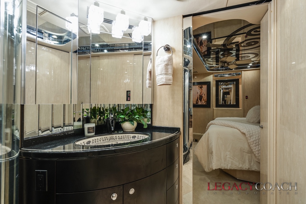 2007 Prevost Featherlite XLII For Sale