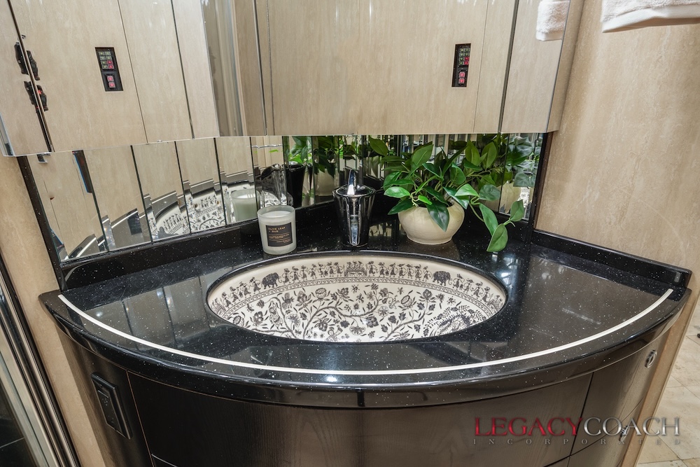 2007 Prevost Featherlite XLII For Sale