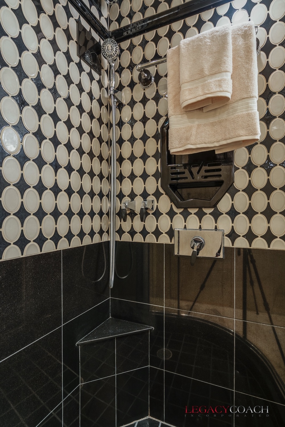 2007 Prevost Featherlite XLII For Sale