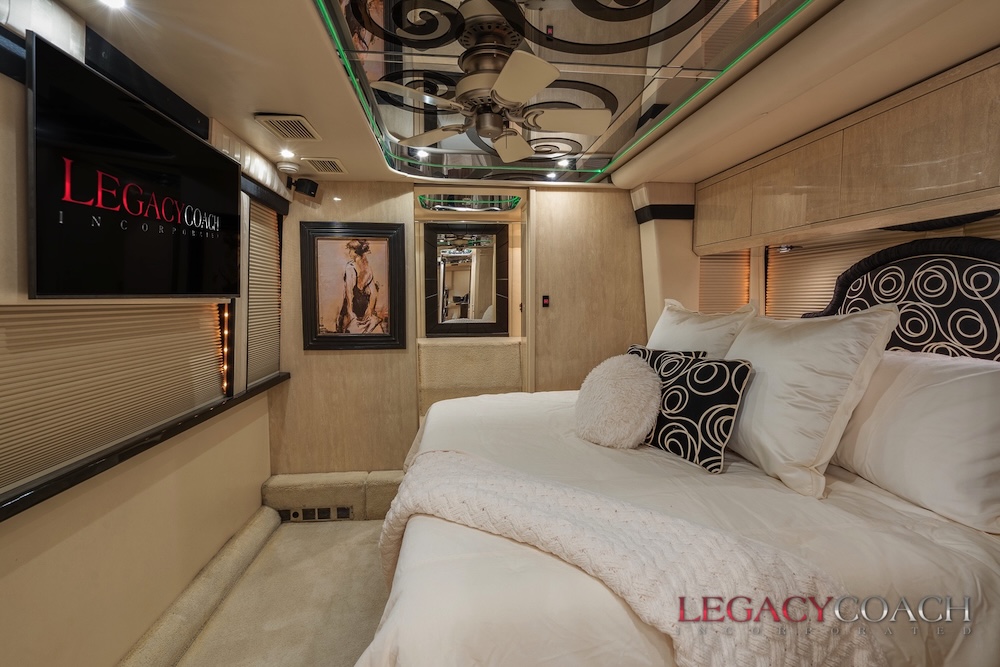 2007 Prevost Featherlite XLII For Sale