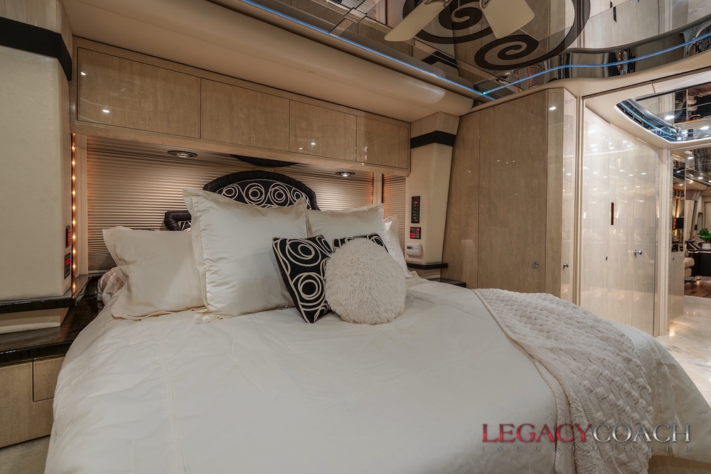 2007 Prevost Featherlite XLII For Sale