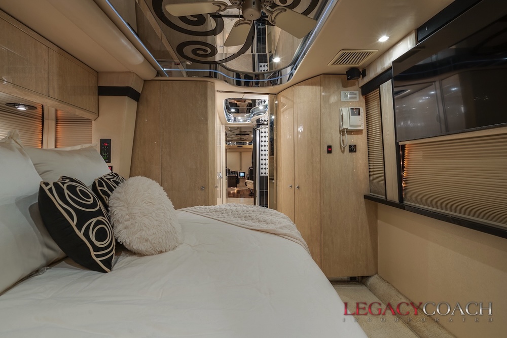 2007 Prevost Featherlite XLII For Sale