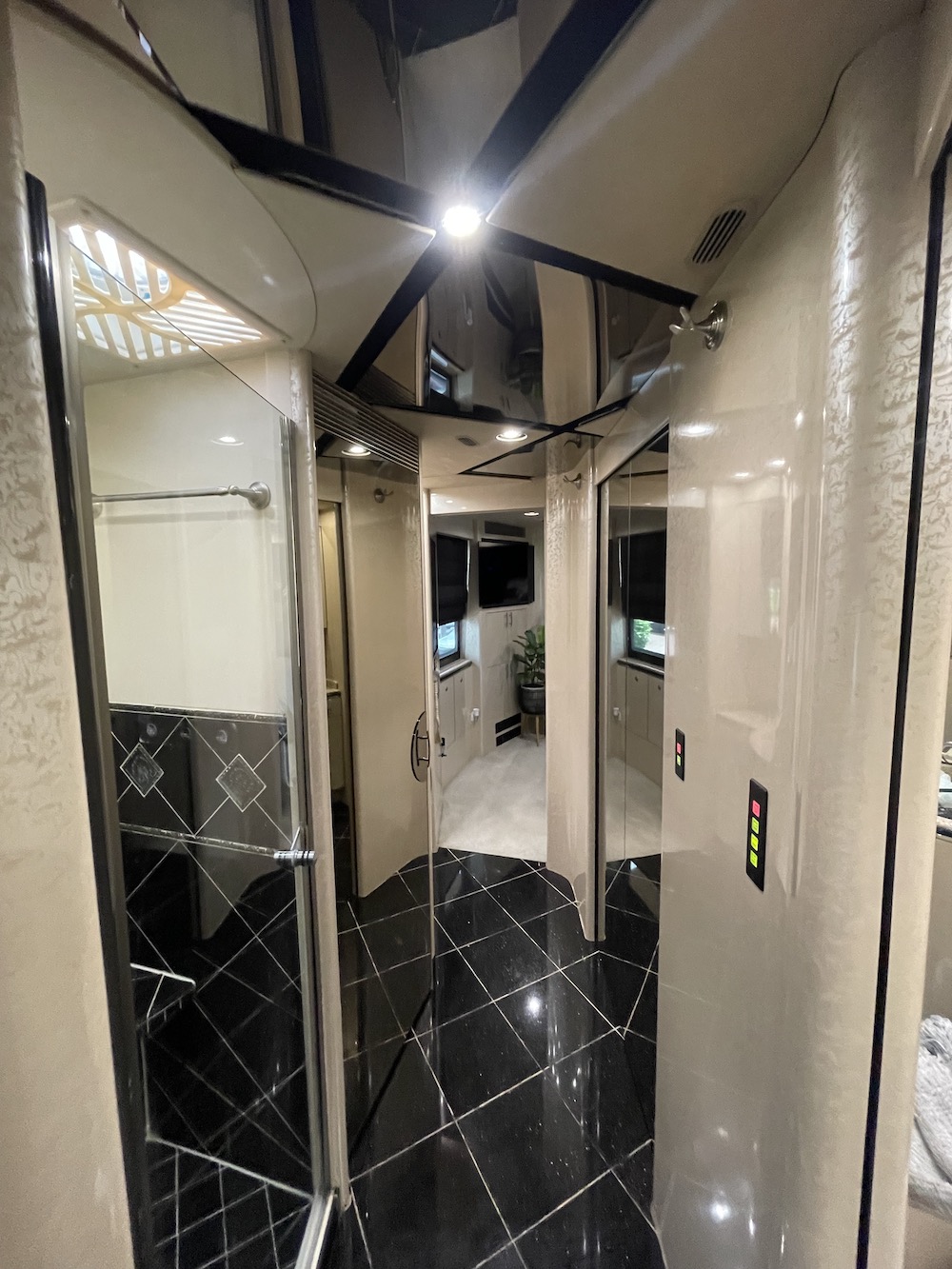 2007 Prevost Marathon XLII For Sale