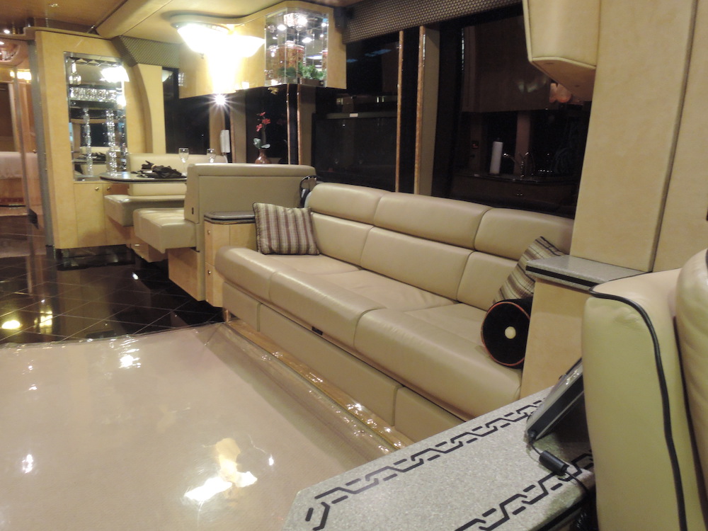 2007 Prevost Featherlite XLII For Sale