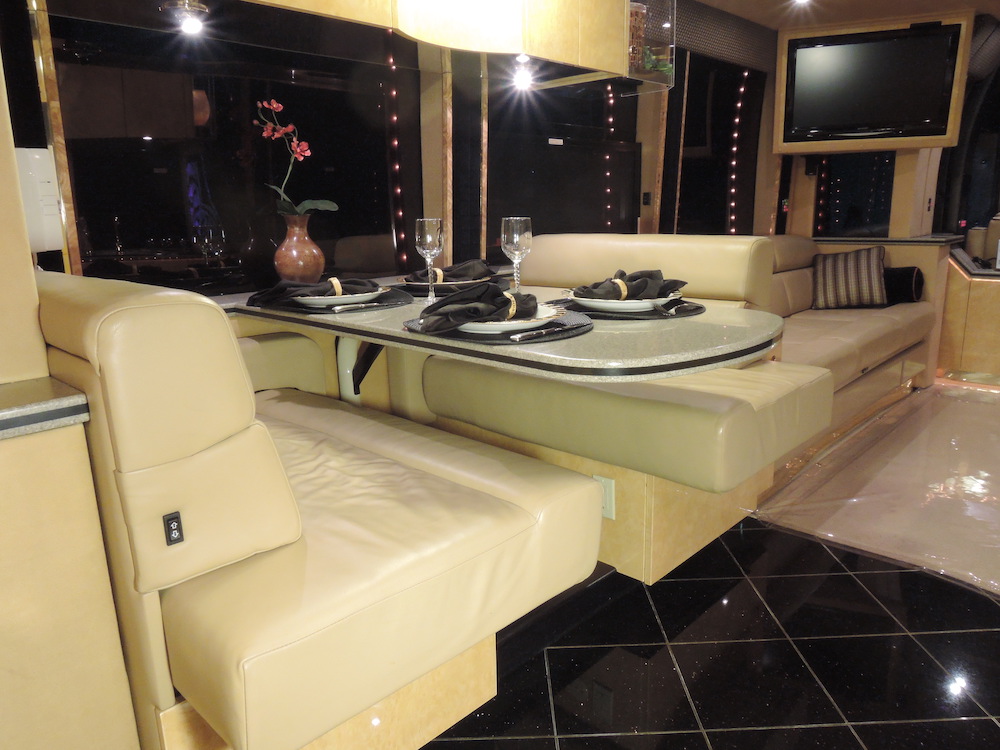 2007 Prevost Featherlite XLII For Sale