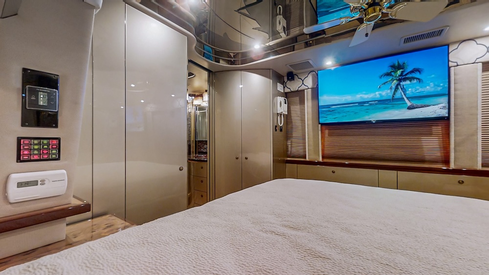 2008 Prevost Featherlite XLII For Sale