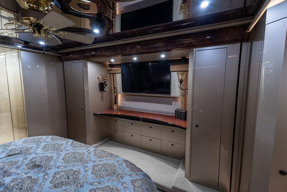 2008 Prevost Featherlite H3-45 For Sale