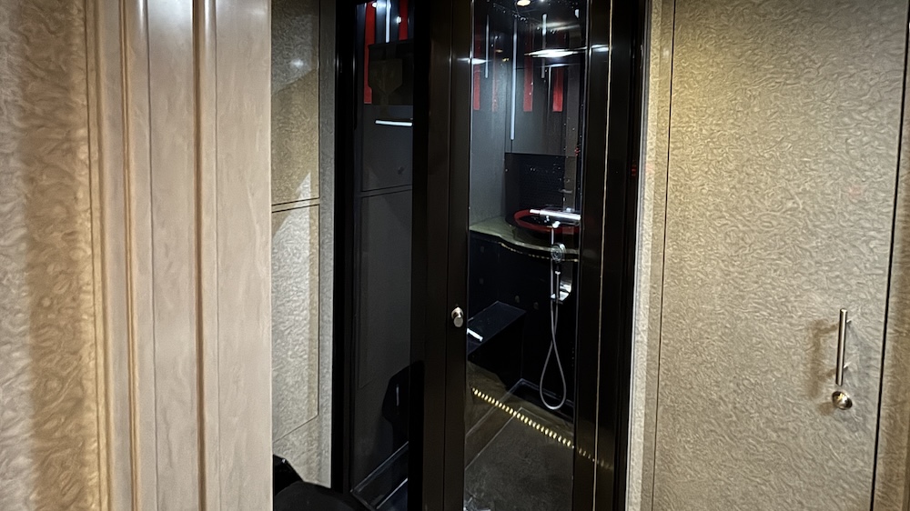 2009 Prevost Featherlite H3-45 For Sale