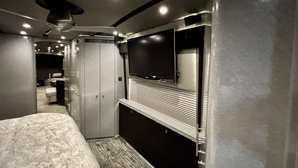 2009 Prevost Featherlite H3-45 For Sale