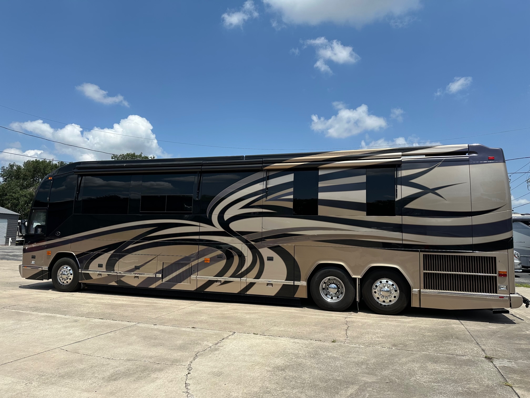 2009 Prevost Featherlite H3-45 For Sale