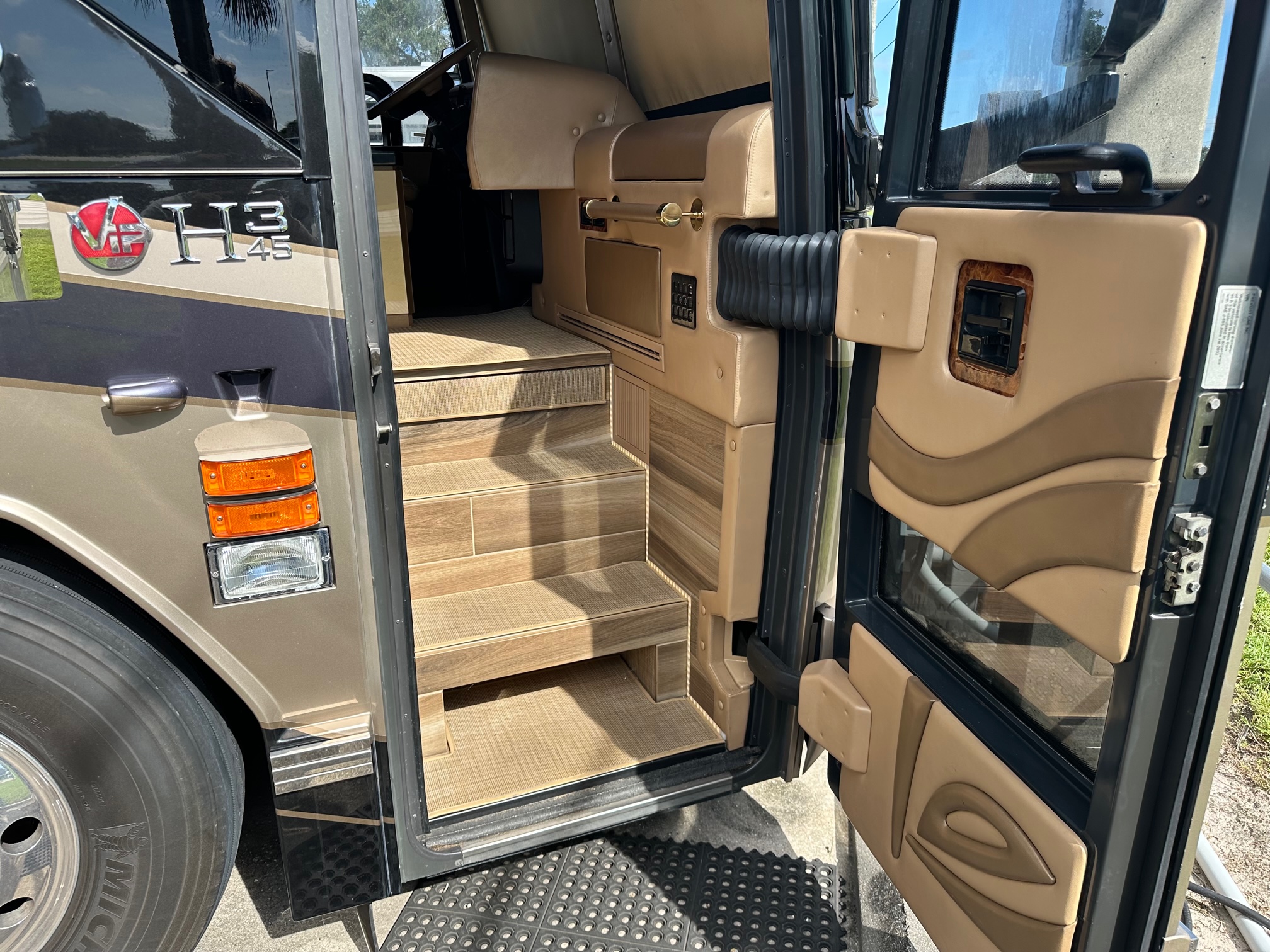 2009 Prevost Featherlite H3-45 For Sale