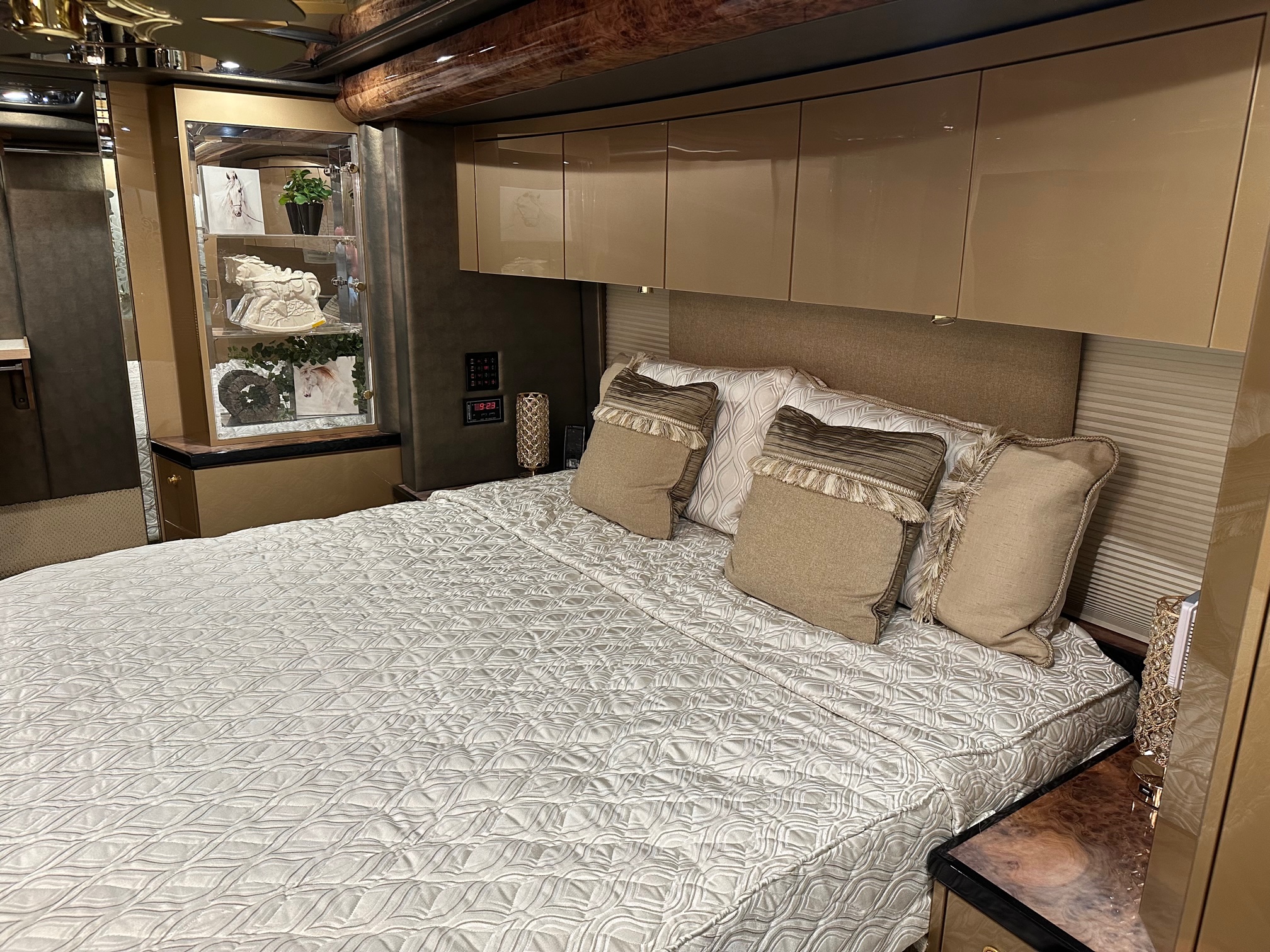 2009 Prevost Featherlite H3-45 For Sale