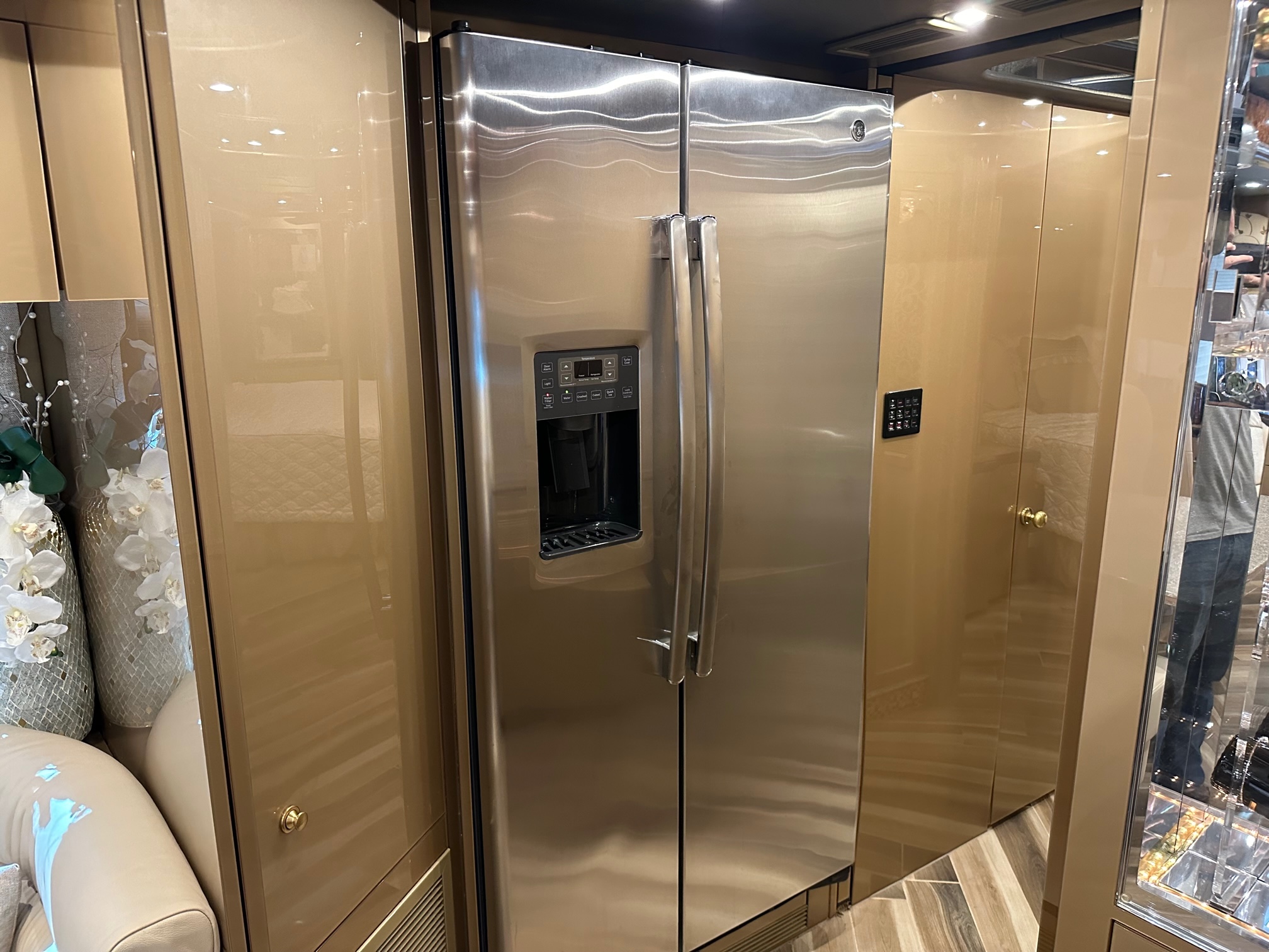 2009 Prevost Featherlite H3-45 For Sale