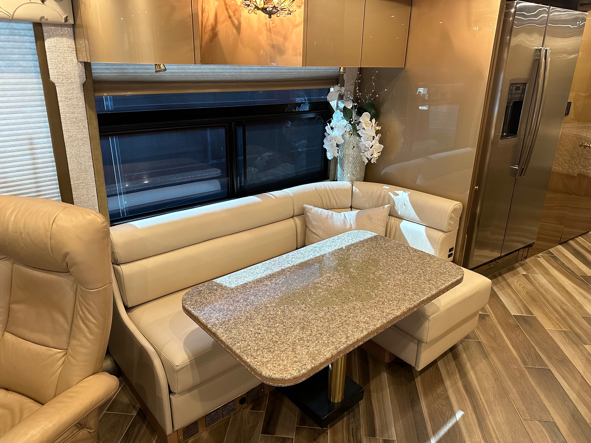 2009 Prevost Featherlite H3-45 For Sale