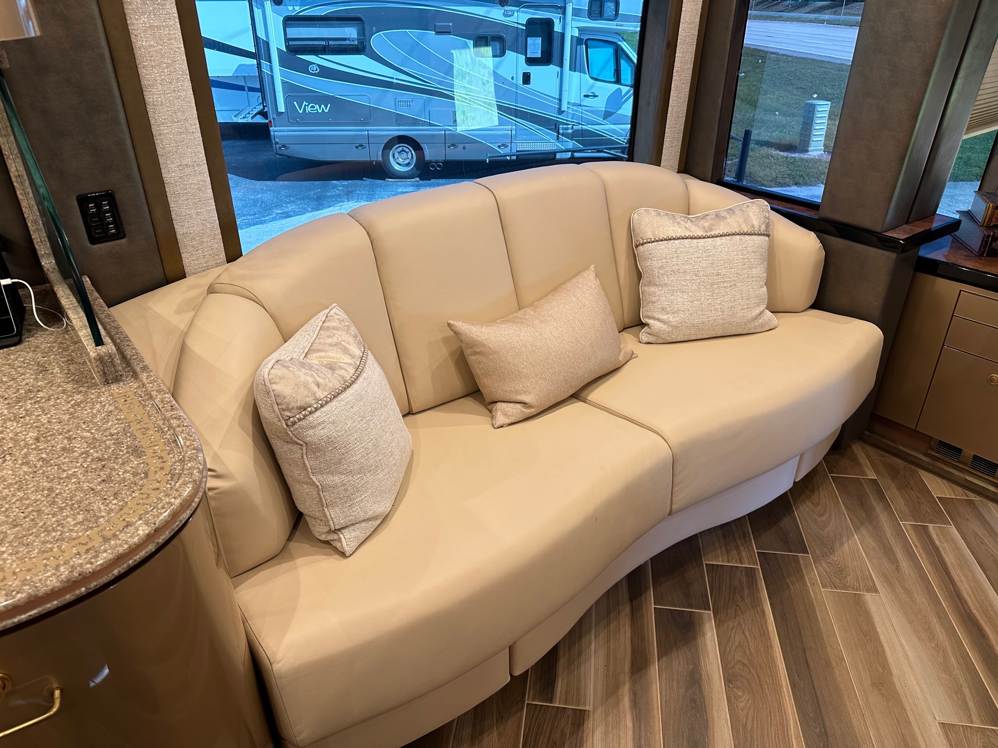 2009 Prevost Featherlite H3-45 For Sale