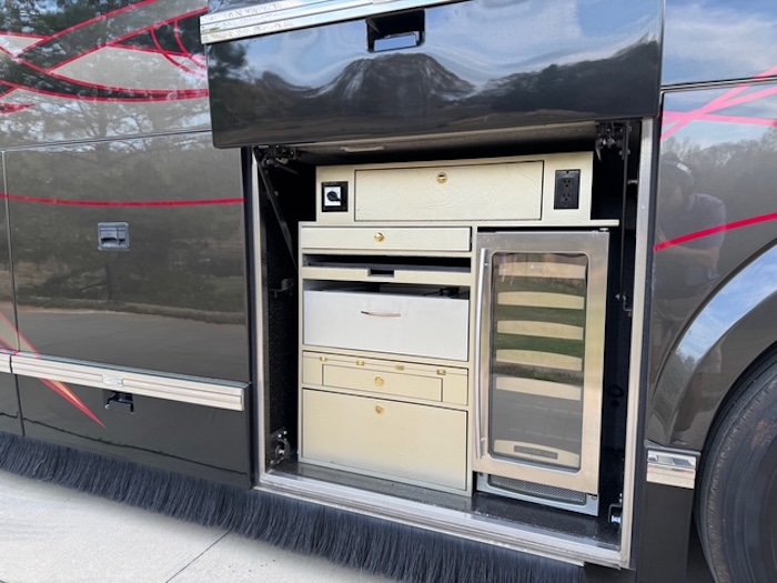 2009 Prevost Featherlite  H3-45 For Sale