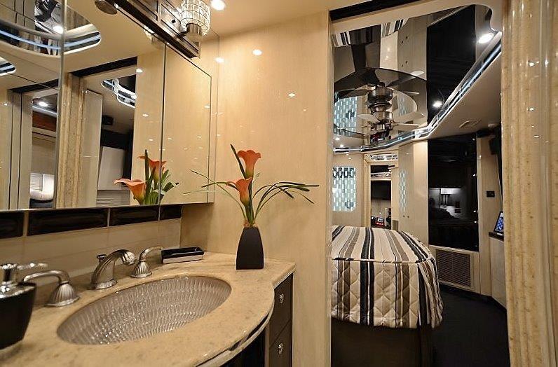 2009 Prevost Featherlite H3-45 For Sale