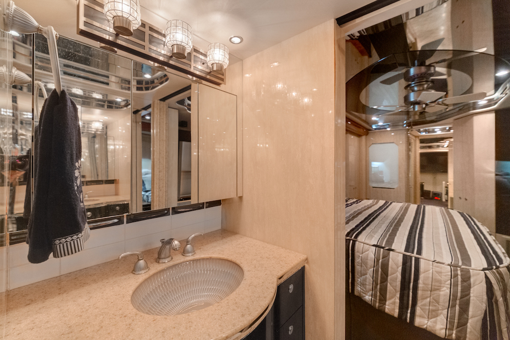 2009 Prevost Featherlite H3-45 For Sale