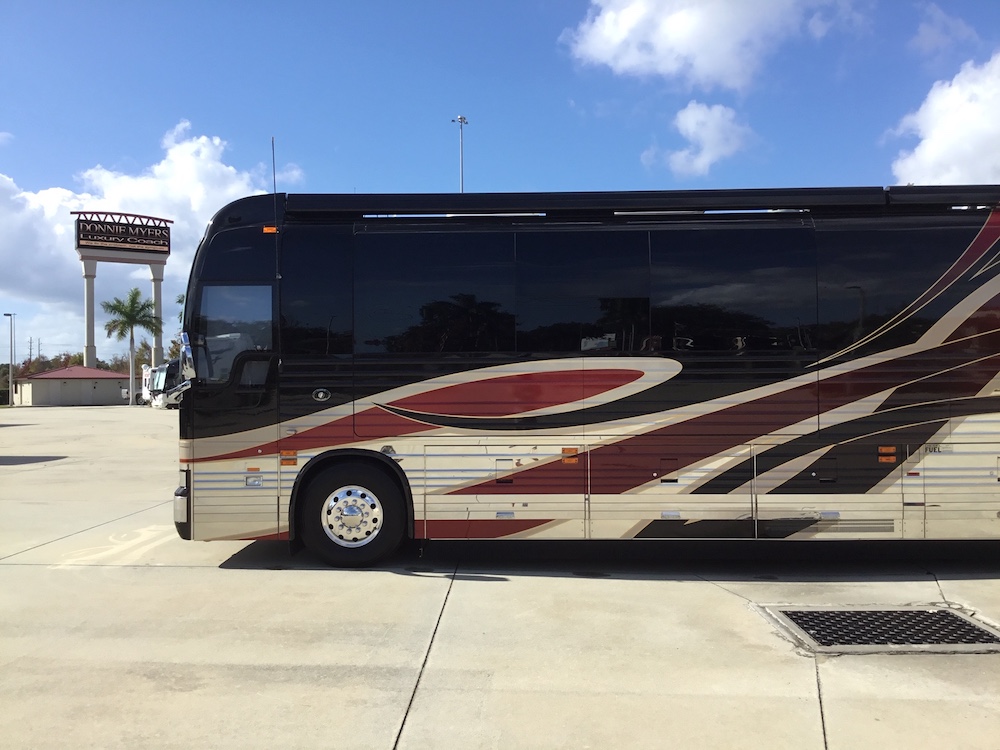 2009 Prevost Featherlite XLII For Sale