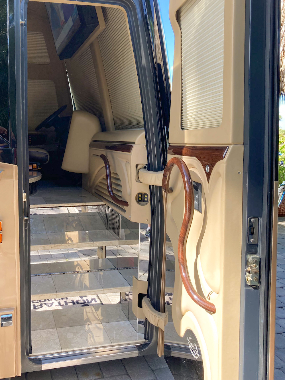 2009 Prevost Marathon H3-45 For Sale