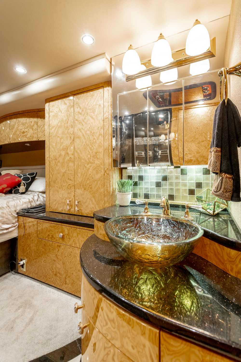 2009 Prevost Millennium H3-45 For Sale