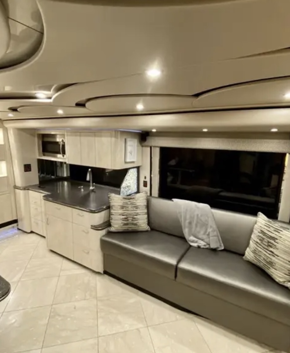 2010 Prevost Featherlite H3-45 For Sale