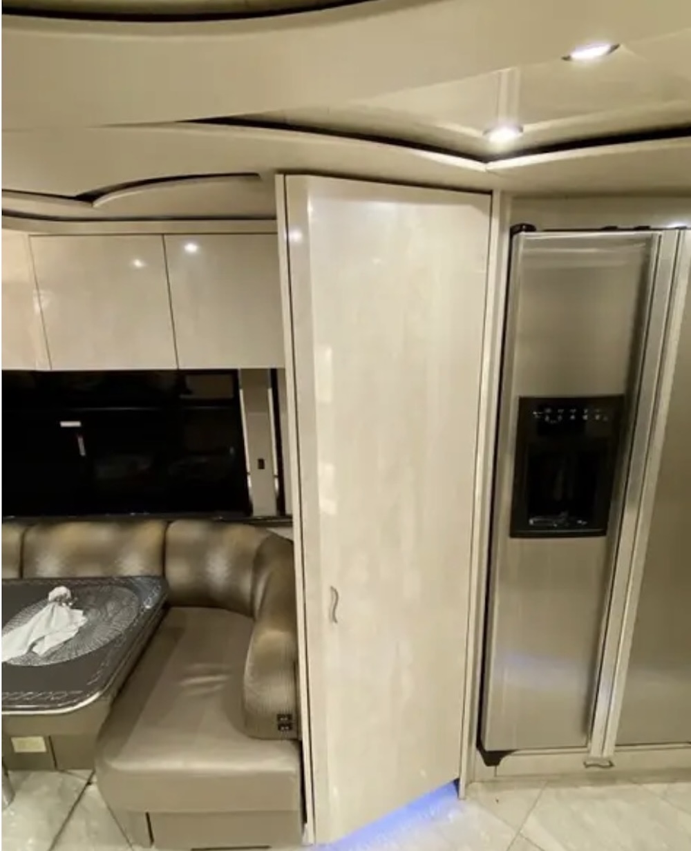 2010 Prevost Featherlite H3-45 For Sale