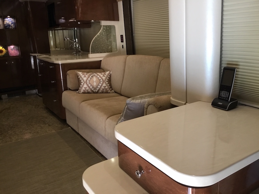 2010 Prevost Featherlite H3-45 For Sale