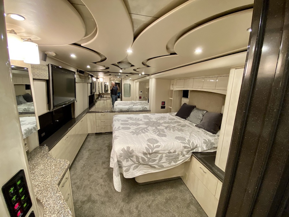 2010 Prevost Featherlite H3-45 For Sale