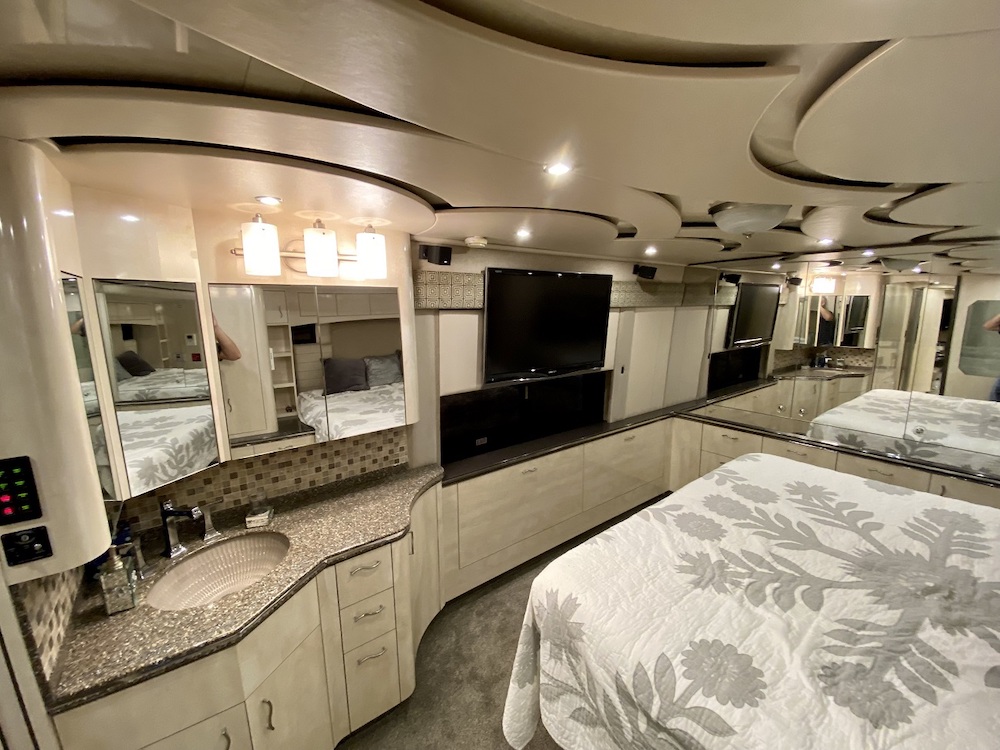 2010 Prevost Featherlite H3-45 For Sale