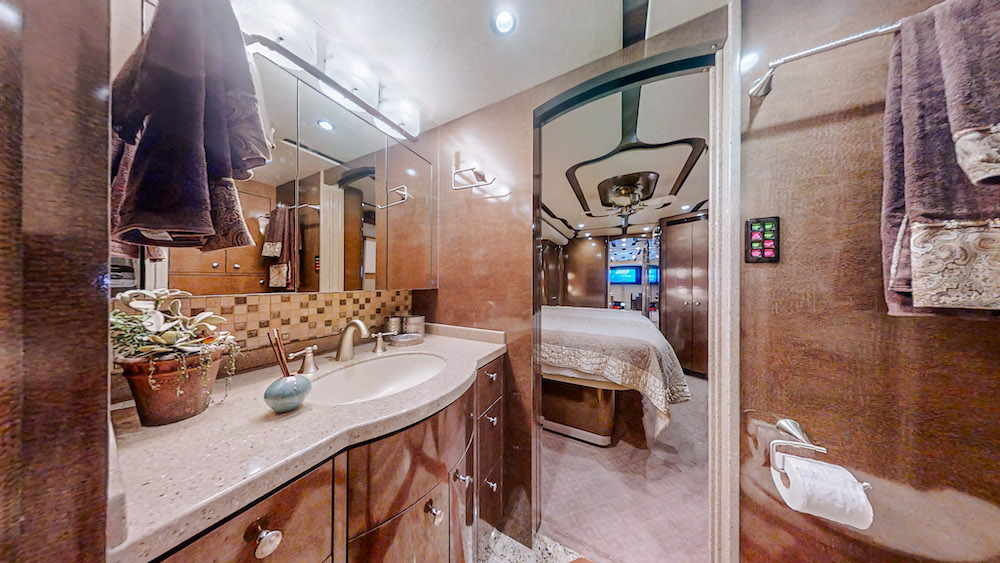 2010 Prevost Featherlite H3-45 For Sale