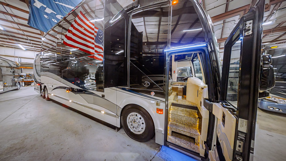 2010 Prevost Featherlite H3-45 For Sale