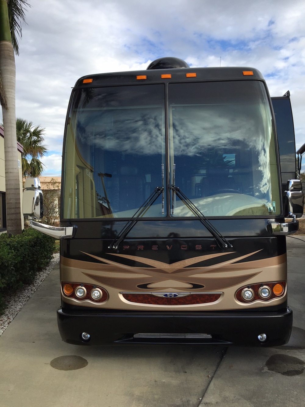 2010 Prevost Millennium H3-45 For Sale