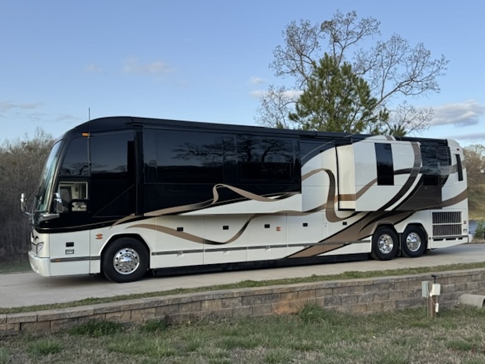 2011 Prevost Featherlite H3-45 For Sale