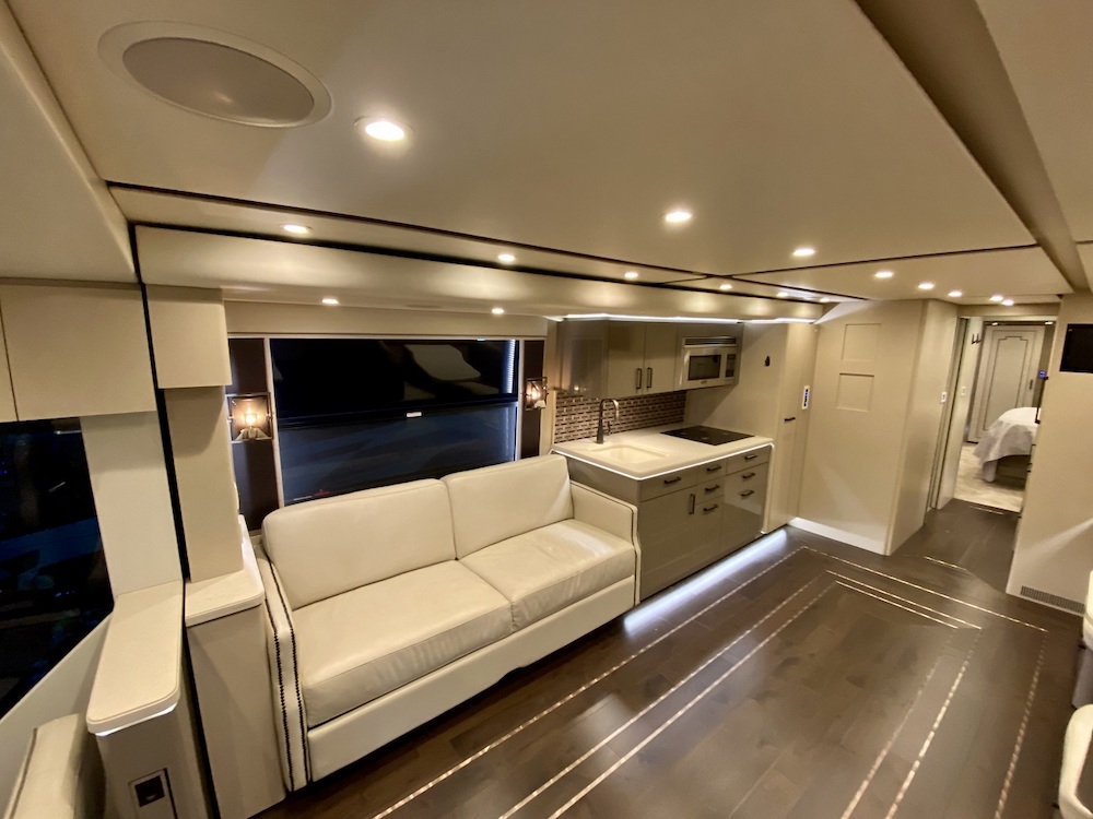 2015 Prevost Featherlite H3-45 For Sale