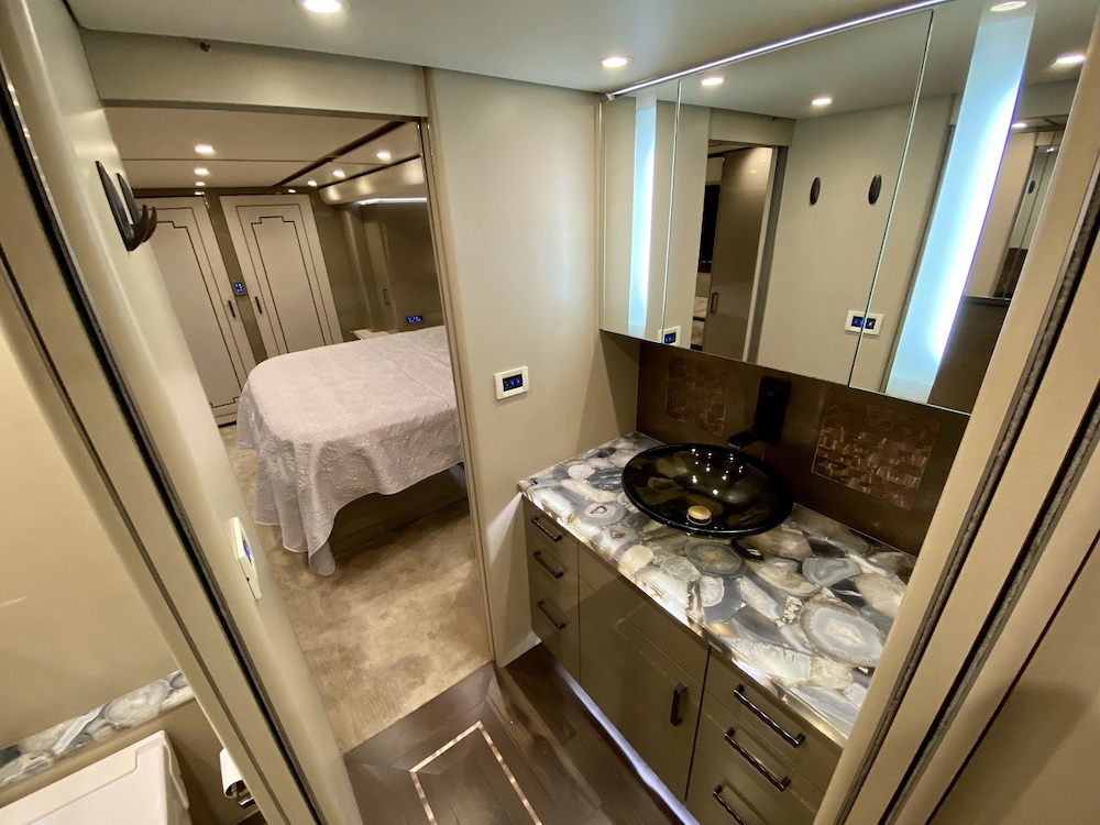 2015 Prevost Featherlite H3-45 For Sale